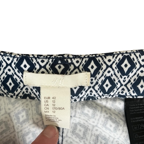 H&M Women’s 12 Cropped Pants White and Navy Blue Geometric Pattern Side Zipper - Picture 3 of 7